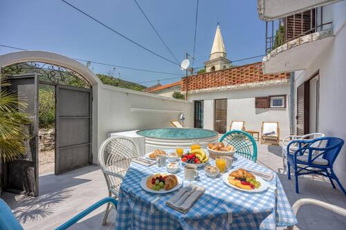 Casa Standard, 4 camere da letto, 2 bagni (Captain's House - Sv. Jakov /w) | Ristorazione all'aperto