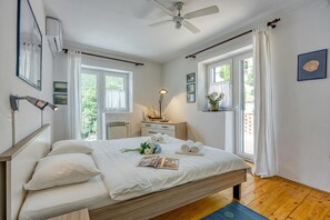 Casa estándar, varias habitaciones, 2 baños (Captain's House -  Sv. Jakov) | 4 dormitorios, tabla de planchar con plancha, wifi gratis y ropa de cama