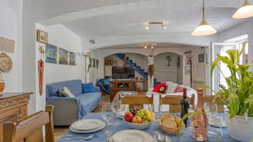Standard-Haus, 4 Schlafzimmer, 2 Bäder (Captain's House - Sv. Jakov) | Wohnbereich | Smart-TV