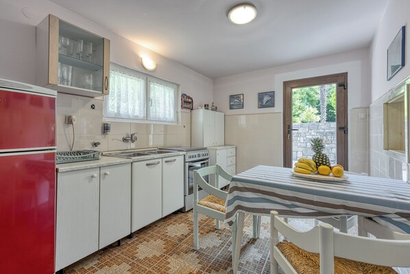 Standard House, 4 Bedrooms, 2 Bathrooms (Captain's House - Sv. Jakov) | Private kitchen