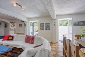 Standard-Haus, Mehrere Schlafzimmer, 2 Bäder (Captain's House -  Sv. Jakov) | Wohnbereich | 32-Zoll-Smart-TV mit Kabelempfang