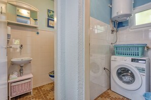 Een douche, een haardroger, handdoeken, zeep