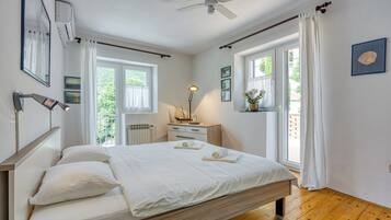 4 bedrooms, iron/ironing board, free WiFi, bed sheets