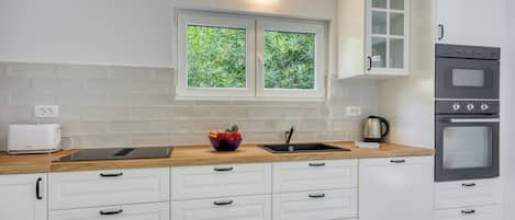 Maison Standard, plusieurs chambres, 2 salles de bains (Captain's House - Sv. Jakov) | Cuisine privée | Réfrigérateur, un four, surface de cuisson, vaisselle et ustensiles