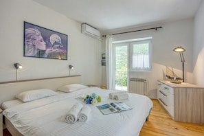 Casa Standard, camere multiple, 2 bagni (Captain's House -  Sv. Jakov) | 4 camere, ferro/asse da stiro, Wi-Fi gratuito, lenzuola