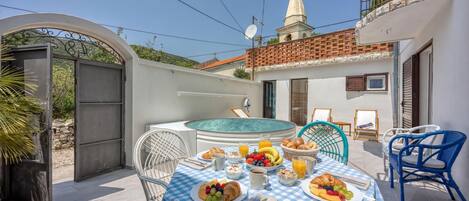 Casa estándar, varias habitaciones, 2 baños (Captain's House - Sv. Jakov) | Restaurante al aire libre