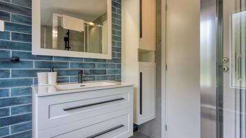 Casa Standard, camere multiple, 2 bagni (Captain's House - Sv. Jakov) | Bagno | Doccia, asciugacapelli, asciugamani, sapone