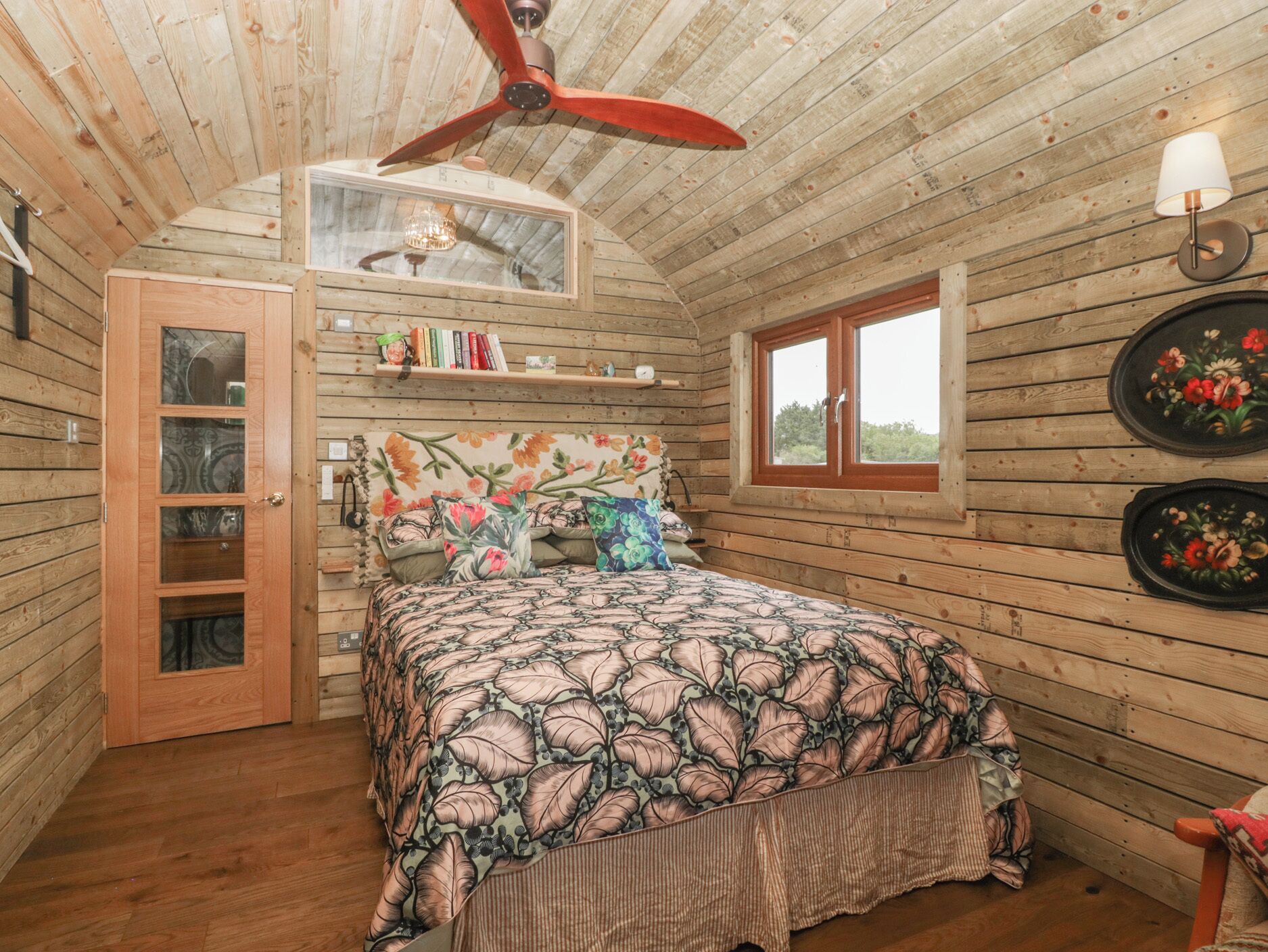 1 Schlafzimmer, individuell dekoriert, individuell eingerichtet