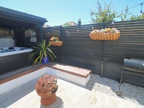 Cottage | Outdoor spa tub