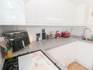Cottage | Private kitchen | Dishwasher, cookware/dishes/utensils