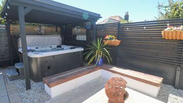 Cottage | Outdoor spa tub