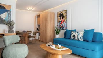Suite Grand, balcón, vistas a la ciudad | Zona de estar | Una televisión de pantalla plana, Netflix, servicios de streaming