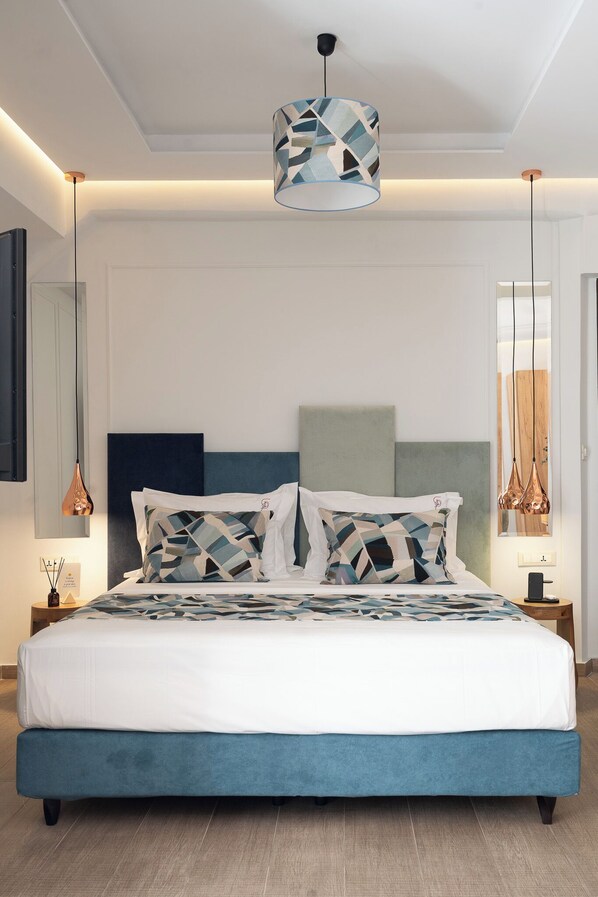 Signature Suite, Balcony, City View | Premium bedding, down comforters, memory foam beds, in-room safe