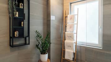 Suíte grand, sacada, vista para a cidade | Banheiro | Chuveiro, chuveiro com efeito de chuva, produtos de toalete de grife