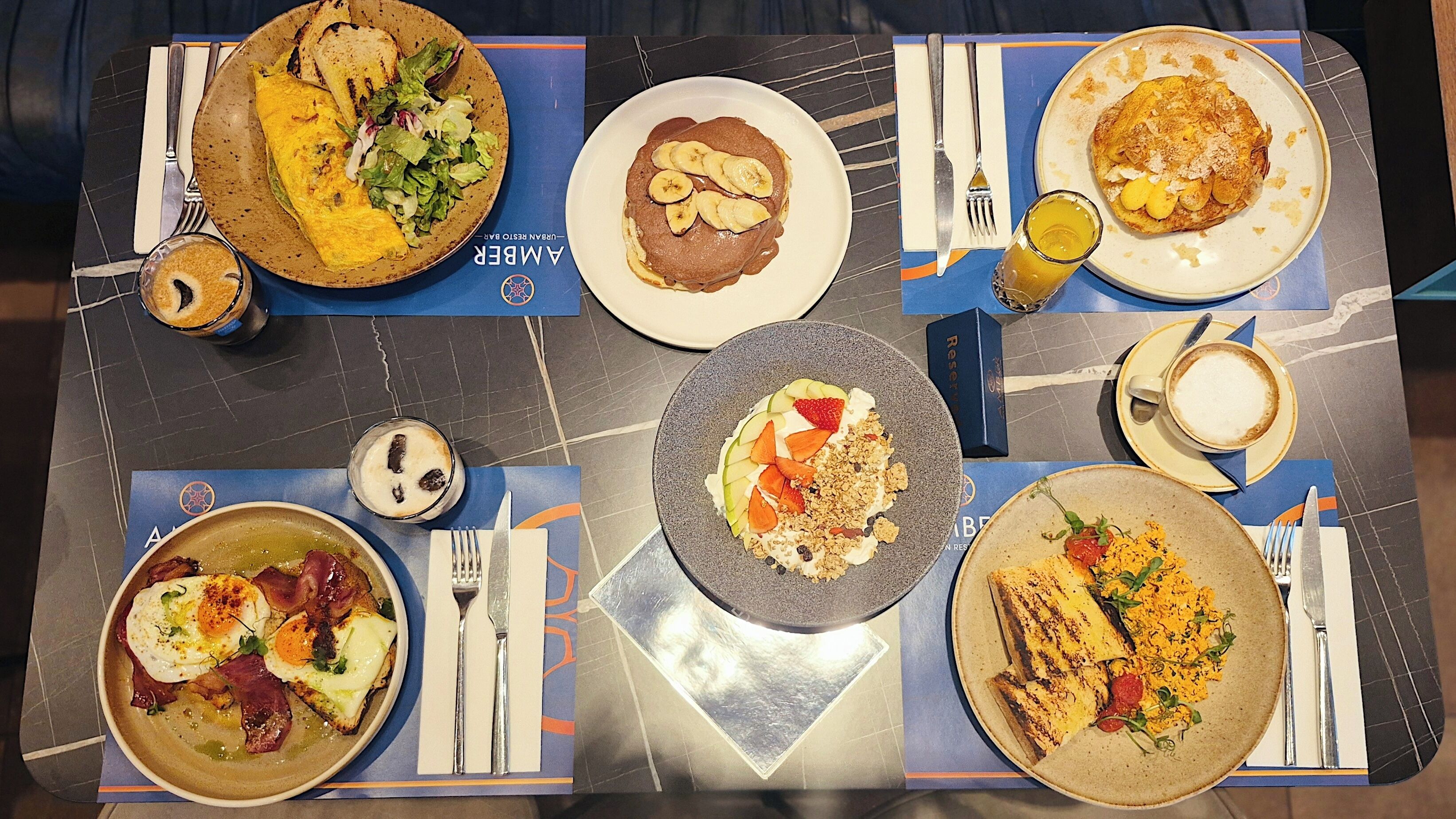 Un buffet de petit-déjeuner proposant divers plats, notamment des crêpes, des œufs et des fruits.