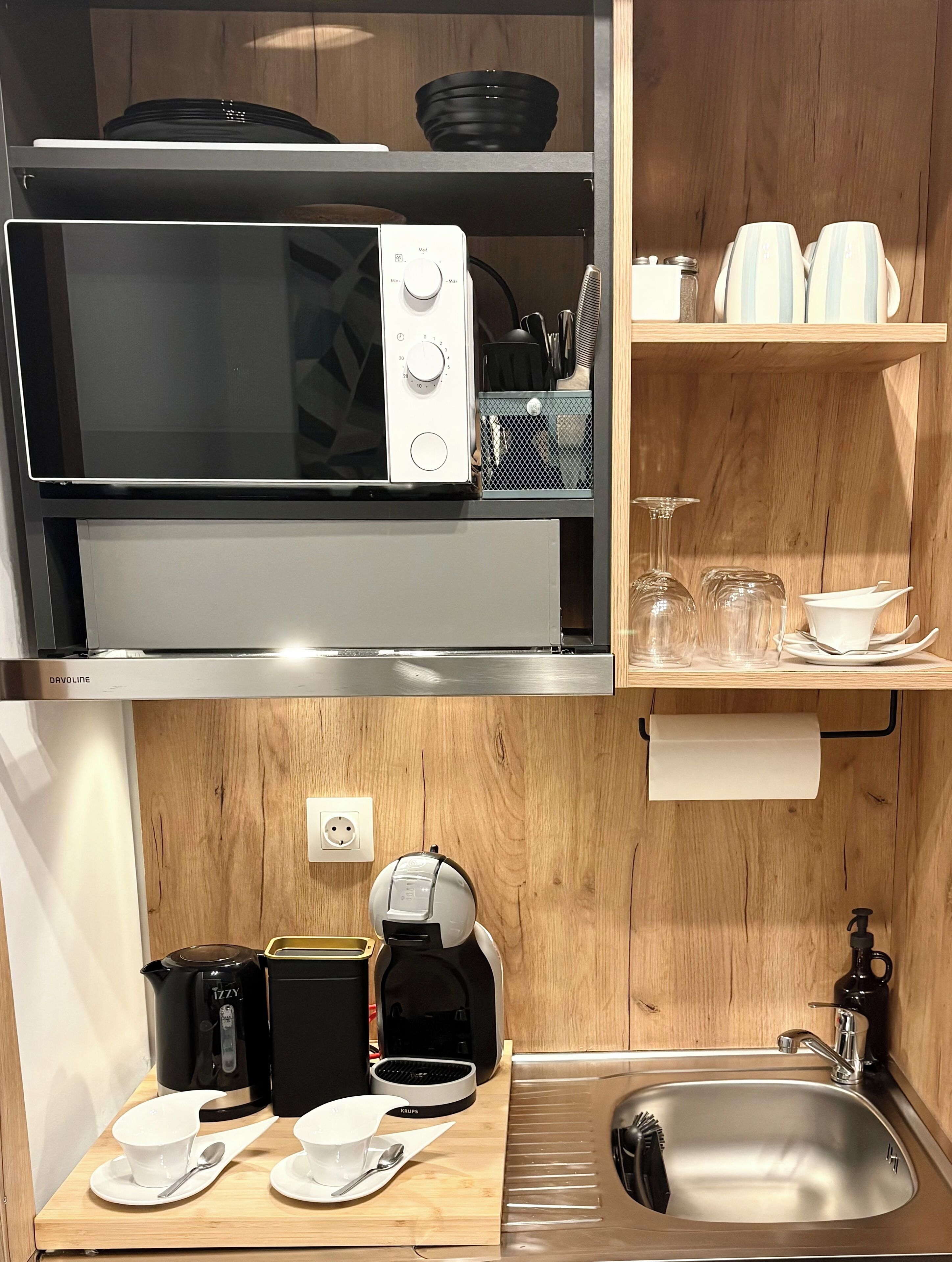 Fridge, microwave, espresso maker, coffee/tea maker