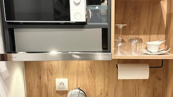 Refrigerador, microondas, cafetera expreso, cafetera/tetera