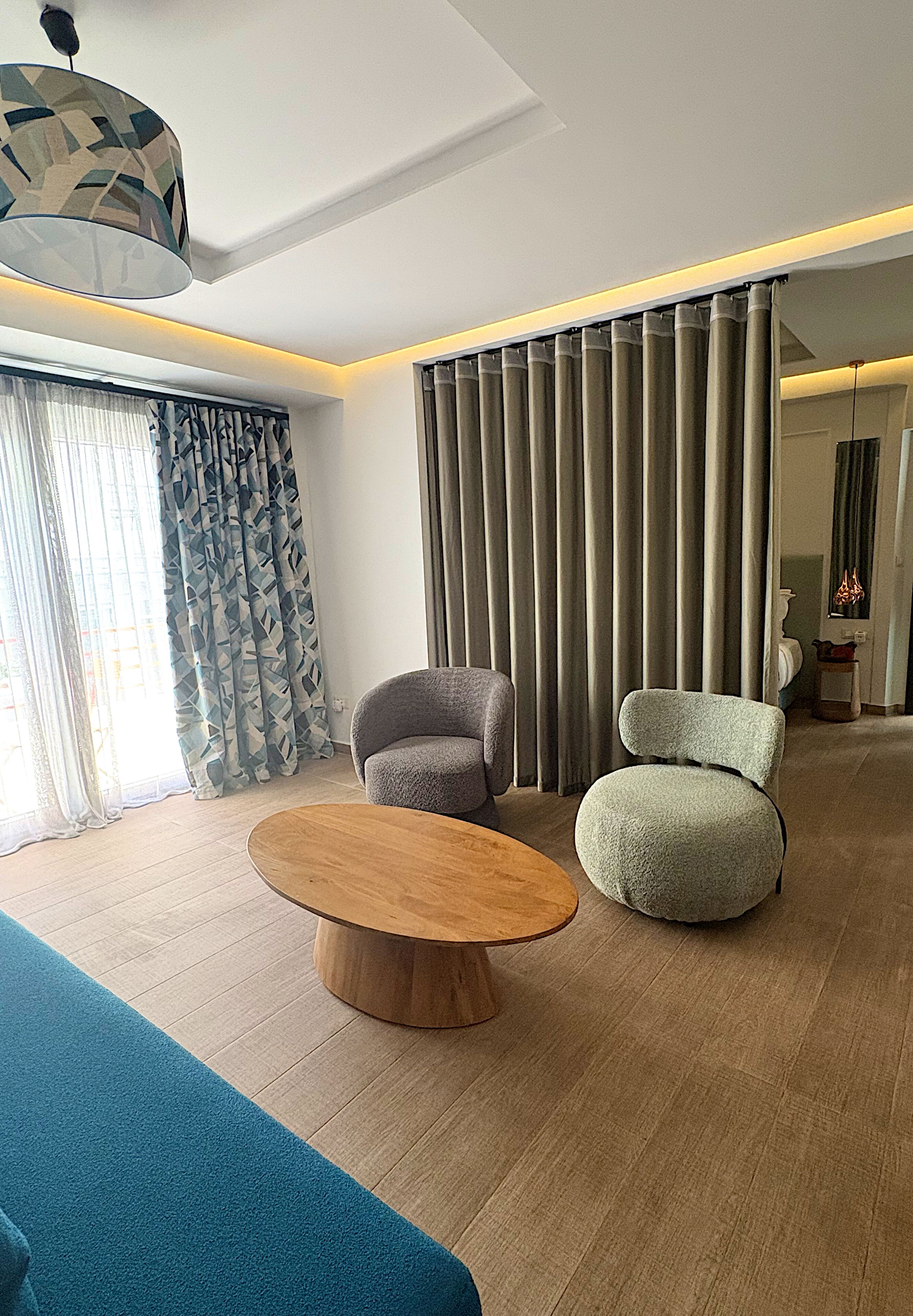 Suite Signature, balcon, vue sur la ville | Aire de séjour | Téléviseur à écran plat de 45 po avec télévision par câble, Netflix