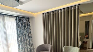 特色套房, 陽台, 城市景觀 | 起居區 | 45-吋平面電視、有線頻道、Netflix、串流服務