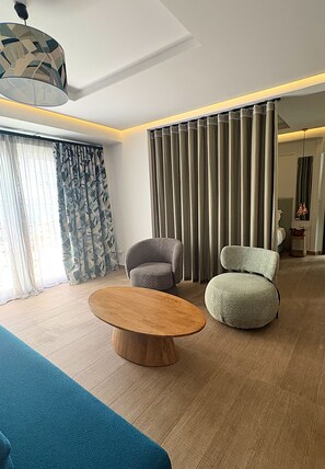 Suite – signature, balkong, byutsikt | Oppholdsområde | En 45-tommers Flatskjerm-TV med kabel-kanaler samt Netflix