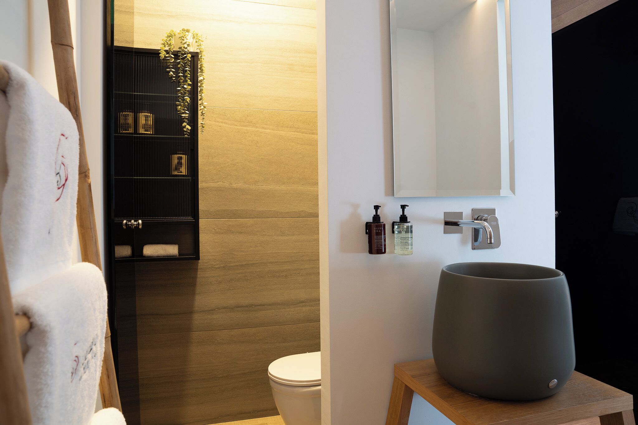 Comfort-studiolejlighed - byudsigt | Badeværelse | Bruser, brusehoved med spredningseffekt, designertoiletartikler