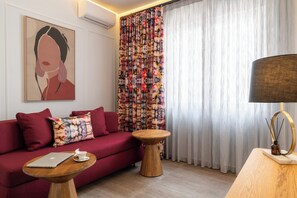 Phòng Suite dành cho gia đình, quang cảnh thành phố | Khu phòng khách | TV màn hình phẳng 45-inch có truyền hình cáp, Netflix, dịch vụ stream 