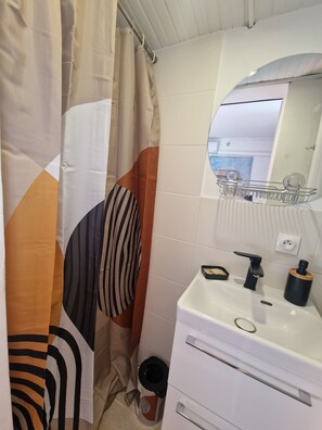 Shower, hair dryer, towels, soap - Atypical Venetian House, Vence (Vence)