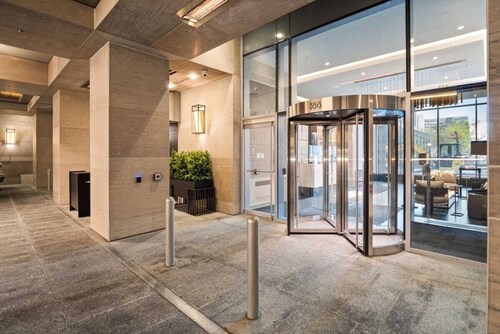 Beautiful 1 Bedroom Yorkville Condo with Valet Parking