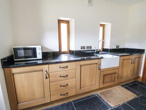 Cottage | Private kitchen | Dishwasher, cookware/dishes/utensils