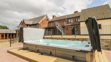 Cottage | Outdoor spa tub