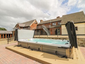Cottage | Outdoor spa tub - Stud Farm House (Knighton)
