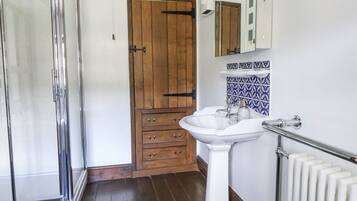 Cottage | Bathroom | Shower
