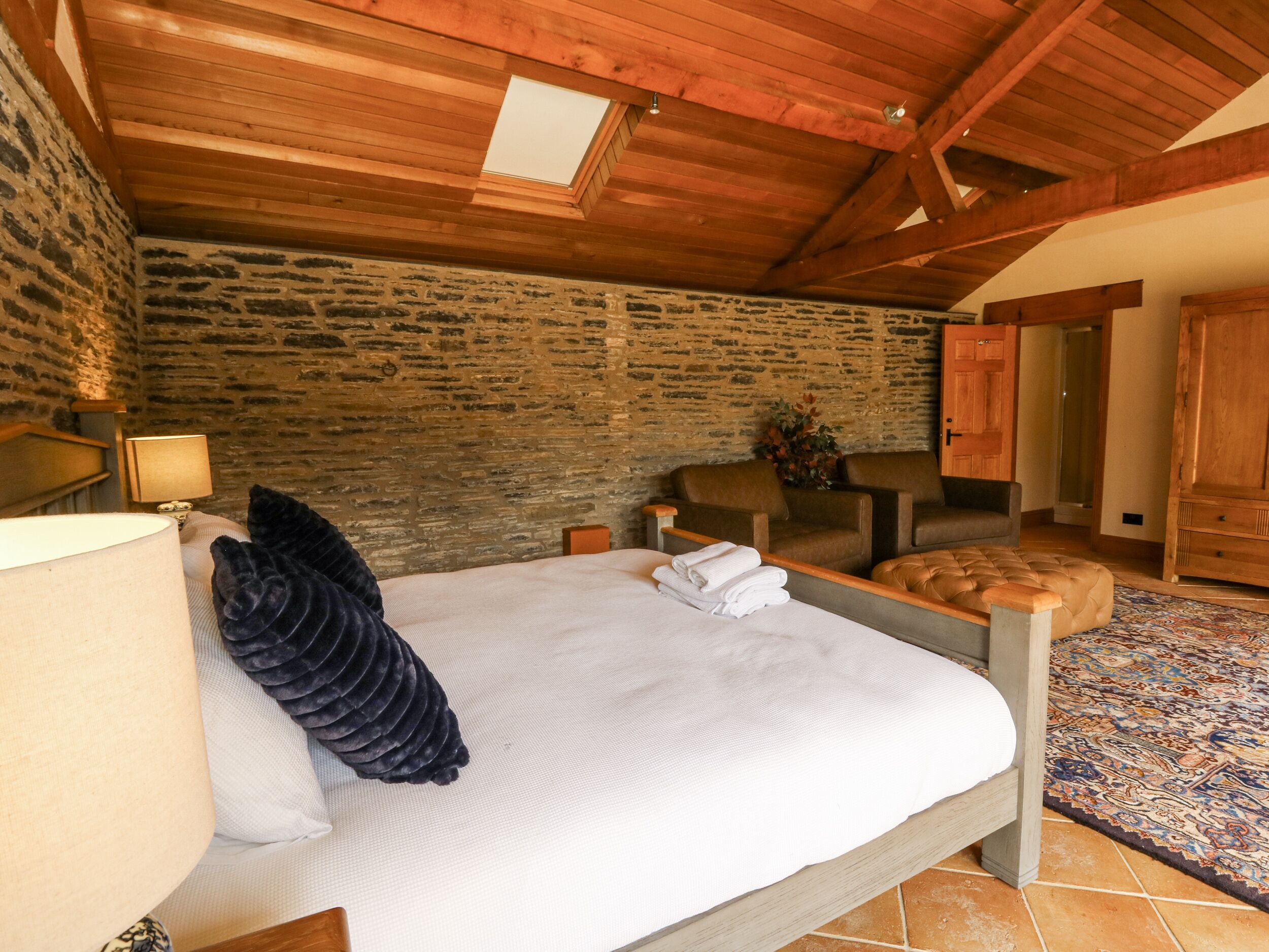 9 عدّة غرف نوم وبديكورات فريدة لكل غرفة وطراز فريد لكل وحدة