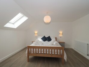 2 bedrooms, individually decorated, individually furnished, free WiFi - 3 The Stables (Highbridge)