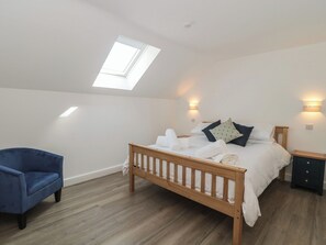 2 bedrooms, individually decorated, individually furnished, free WiFi - 1 The Stables (Highbridge)