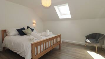 2 dormitoris, decoració individual i mobiliari individual