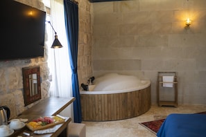 Habitación cuádruple familiar, vistas al jardín | Caja fuerte, cortinas opacas, sistema de insonorización y wifi gratis