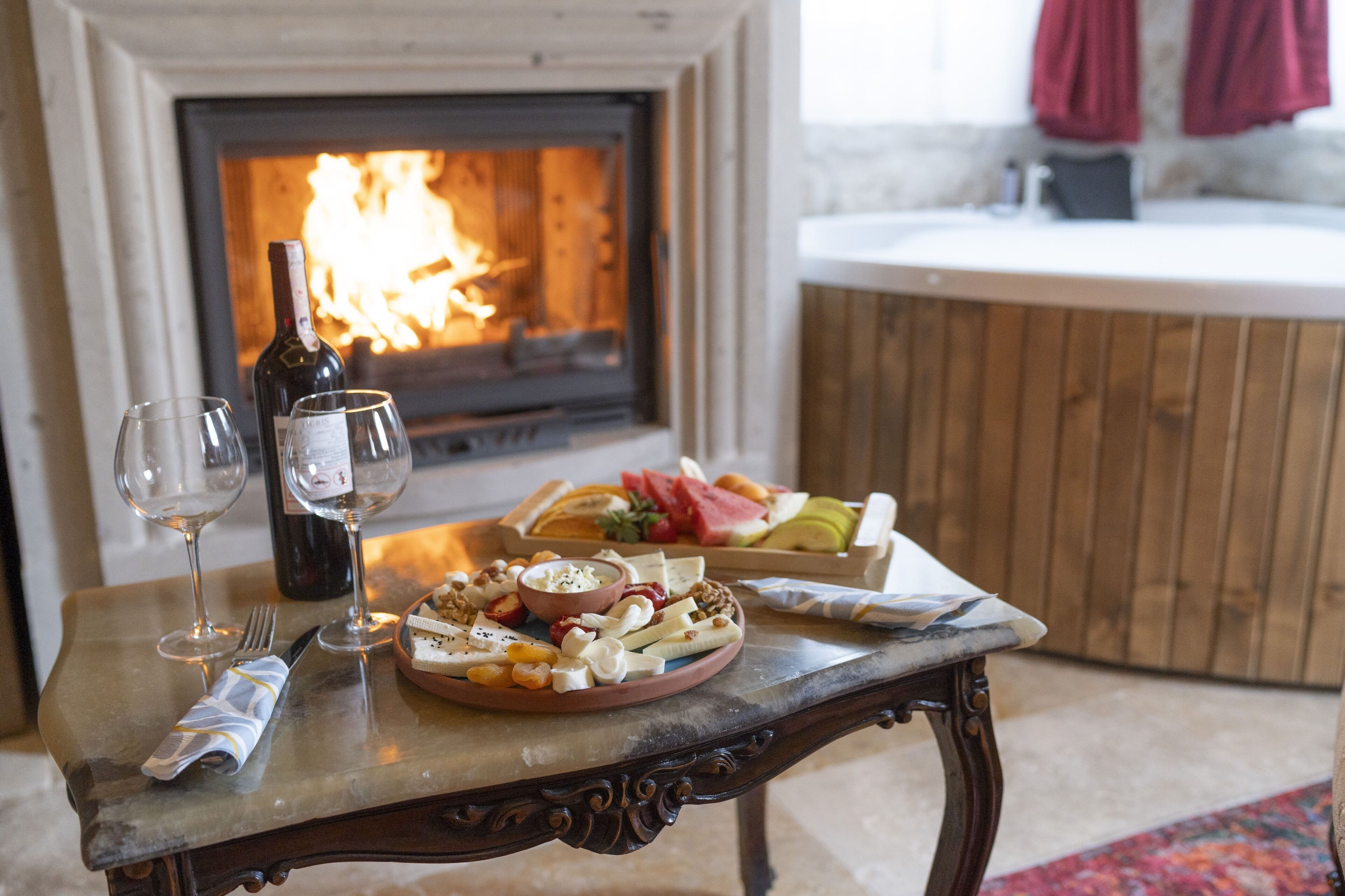 Deluxe-Suite, Balkon, Stadtblick | Zimmersafe, Verdunkelungsvorhänge, kostenloses WLAN