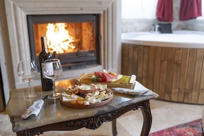 Suite – deluxe, balkong, byutsikt | Safe på rommet, blendingsgardiner og wi-fi (inkludert)