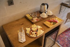 In-room dining - Sv Valinor Stone House (Nevsehir)