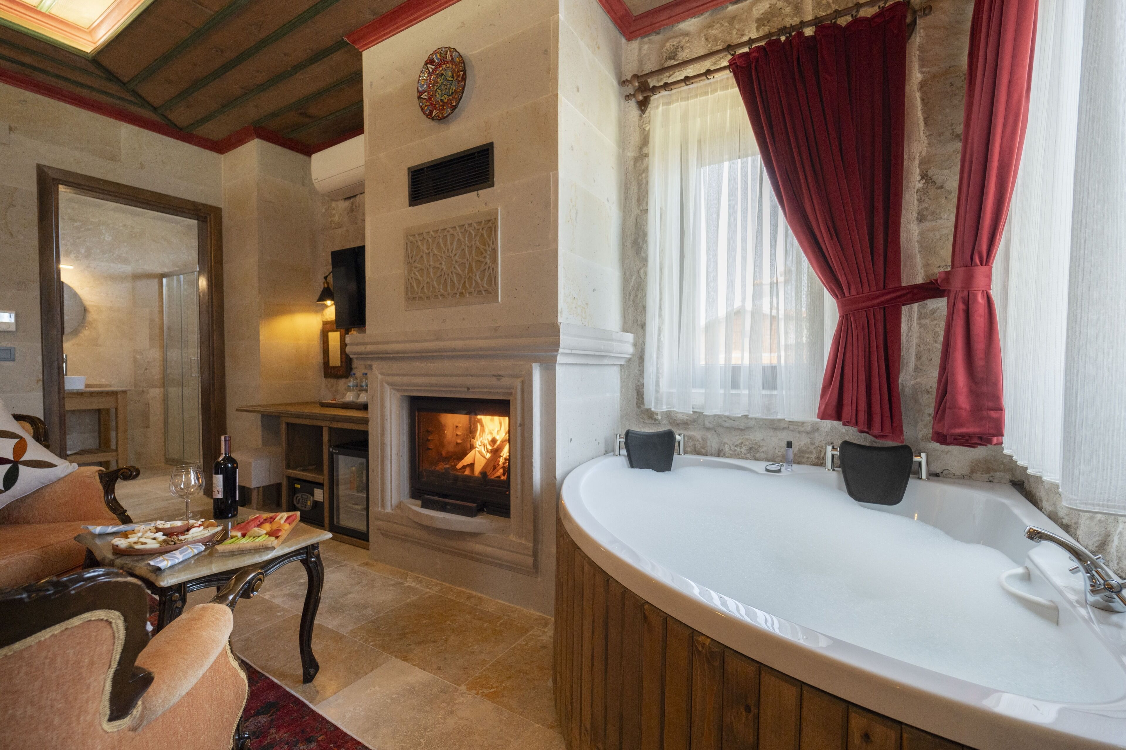 Deluxe Suite, Balcony, City View | In-room safe, blackout drapes, free WiFi