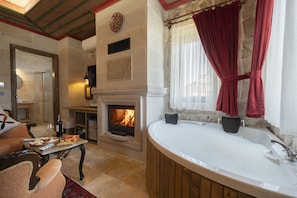 Suite – deluxe, balkong, byutsikt | Safe på rommet, blendingsgardiner og wi-fi (inkludert)