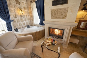 Suite – deluxe, hageutsikt | Safe på rommet, blendingsgardiner og wi-fi (inkludert)