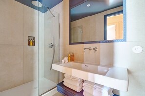 Dusche, Haartrockner, Handtücher