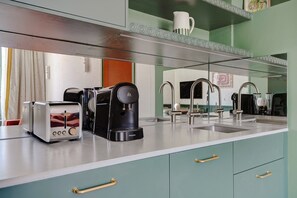 Fridge, microwave, stovetop, dishwasher