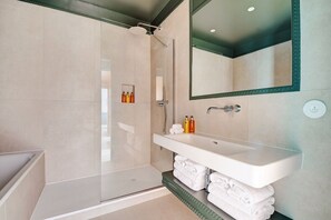 Douche, sèche-cheveux, serviettes fournies