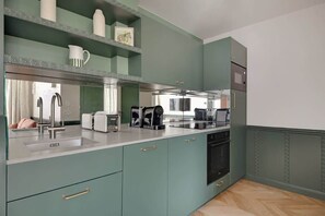 Kühlschrank, Mikrowelle, Ofen, Herdplatte