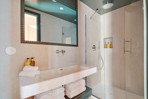 Shower, hair dryer, towels