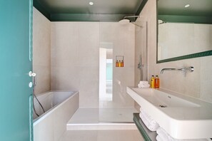 Dusche, Haartrockner, Handtücher