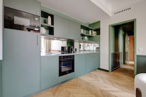 Réfrigérateur, micro-ondes, plaque de cuisson, lave-vaisselle